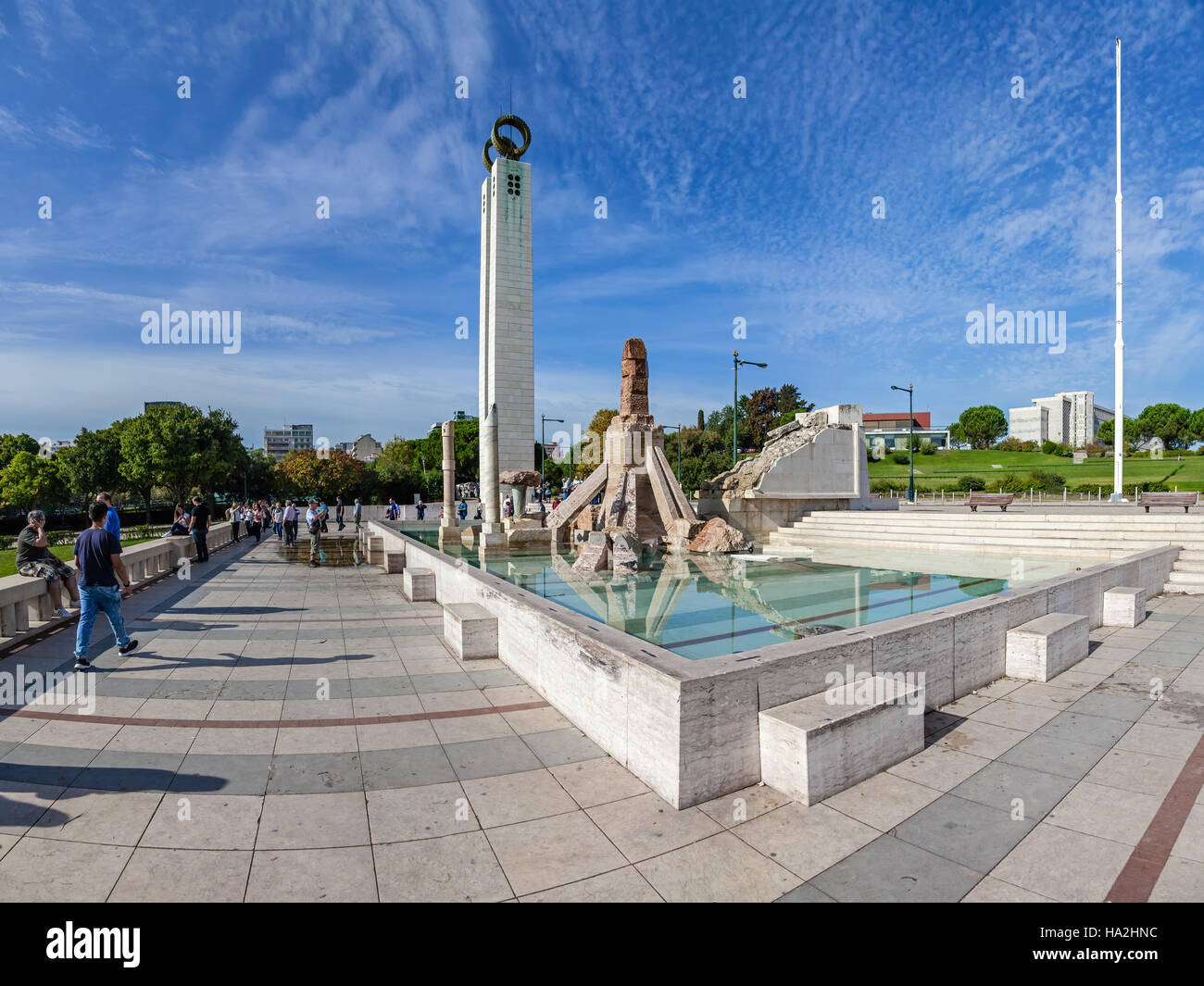 Parc Eduardo VII. Controverse monument à la Révolution 25 de Abril, construit dans le un panorama ou vista point du parc. Banque D'Images
