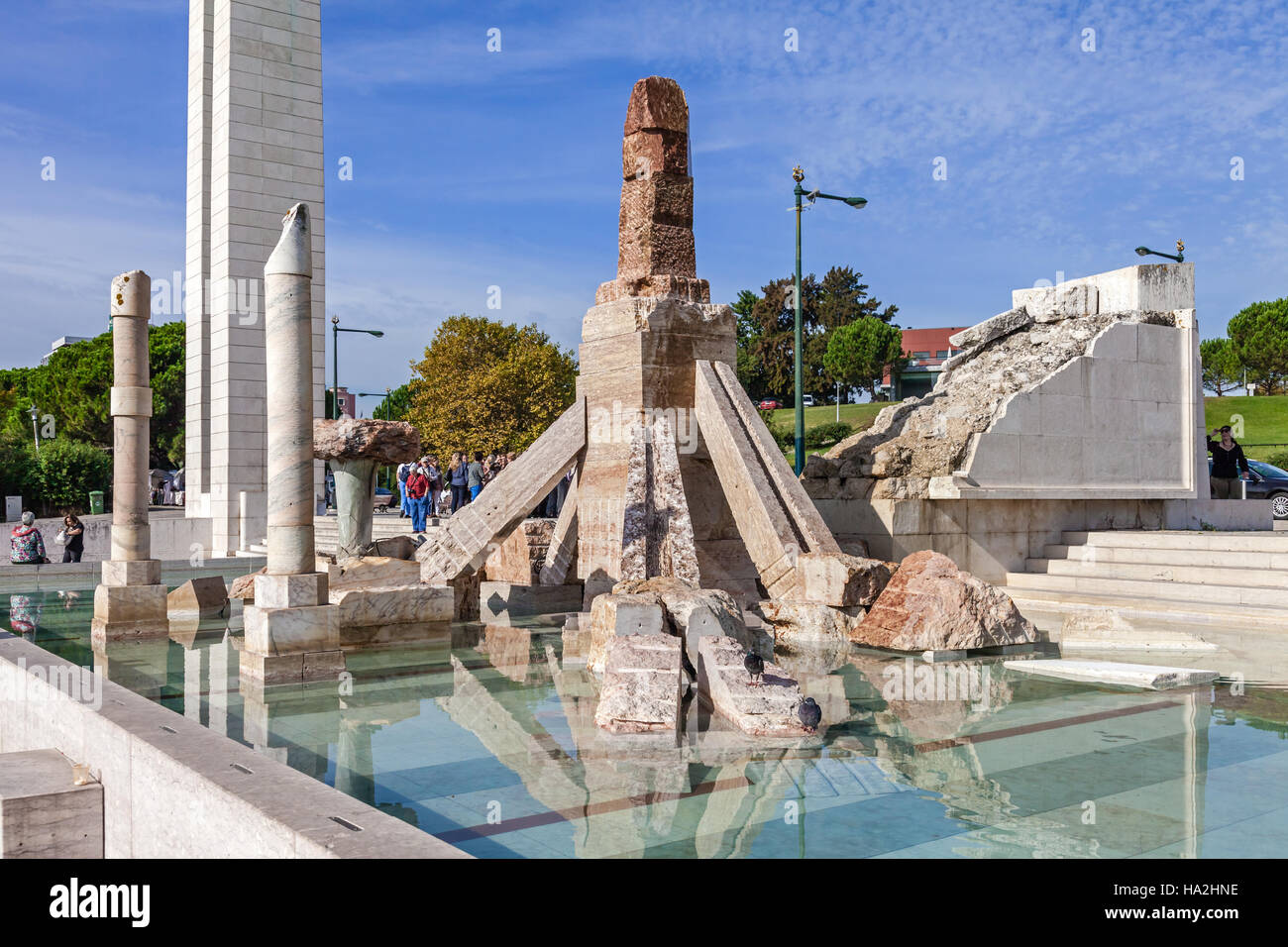 Parc Eduardo VII. Controverse monument à la Révolution 25 de Abril, construit dans le un panorama ou vista point du parc. Banque D'Images