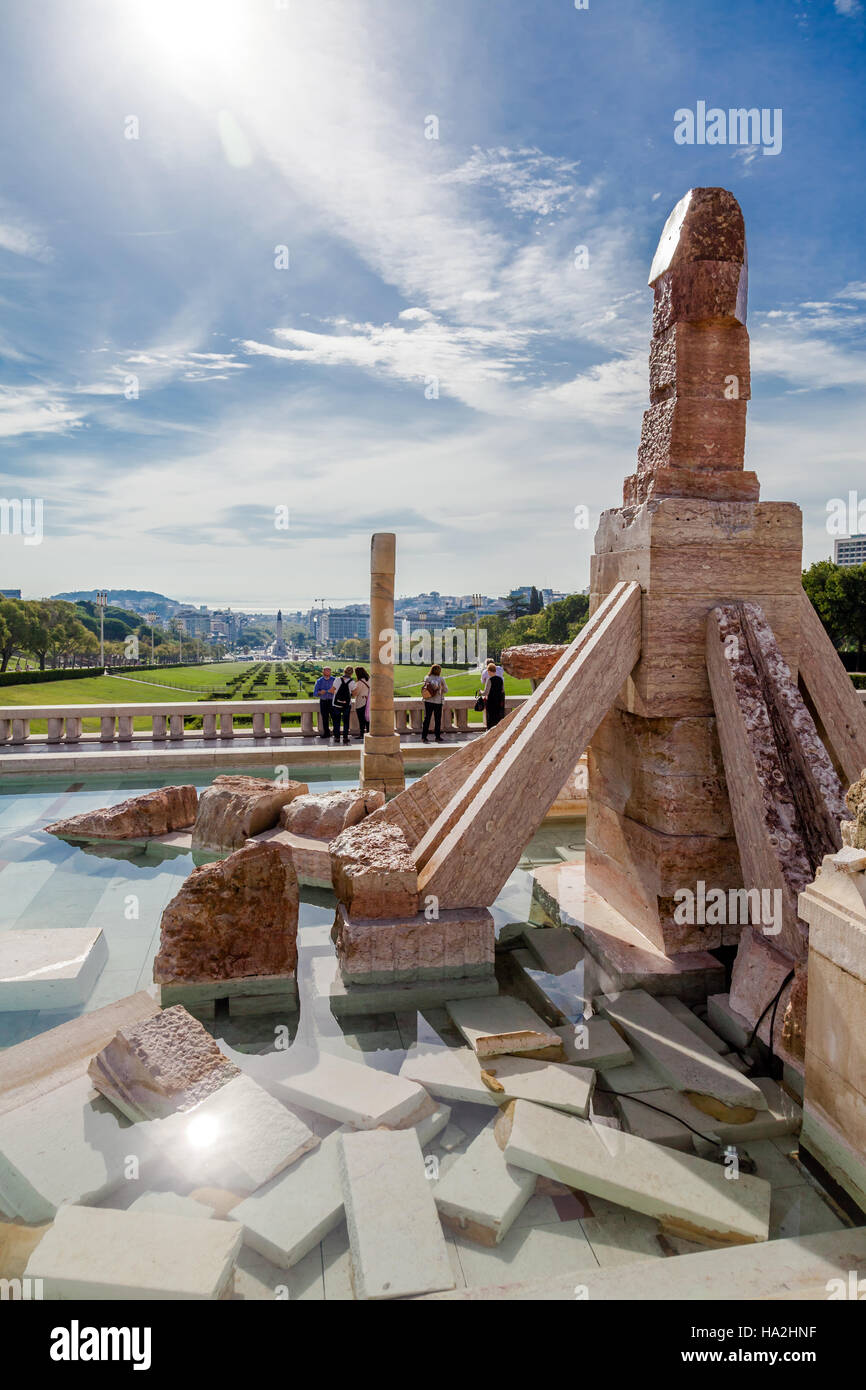Parc Eduardo VII. Controverse monument à la Révolution 25 de Abril, construit dans le un panorama ou vista point du parc. Banque D'Images