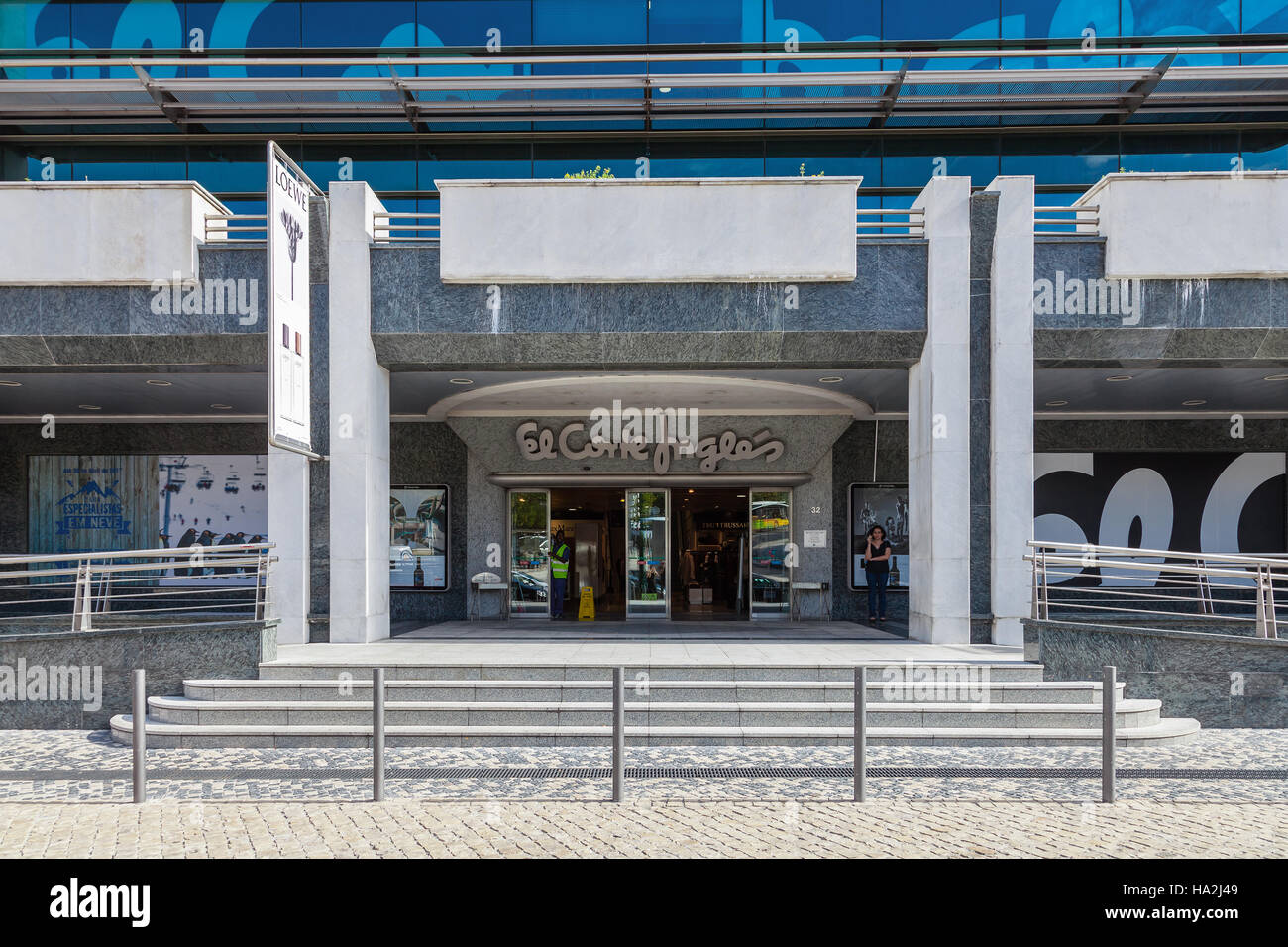 Une entrée de l'El Corte Ingles, un centre commercial haut de gamme d'une société de vente au détail à l'échelle mondiale, près du parc Eduardo VII. Banque D'Images