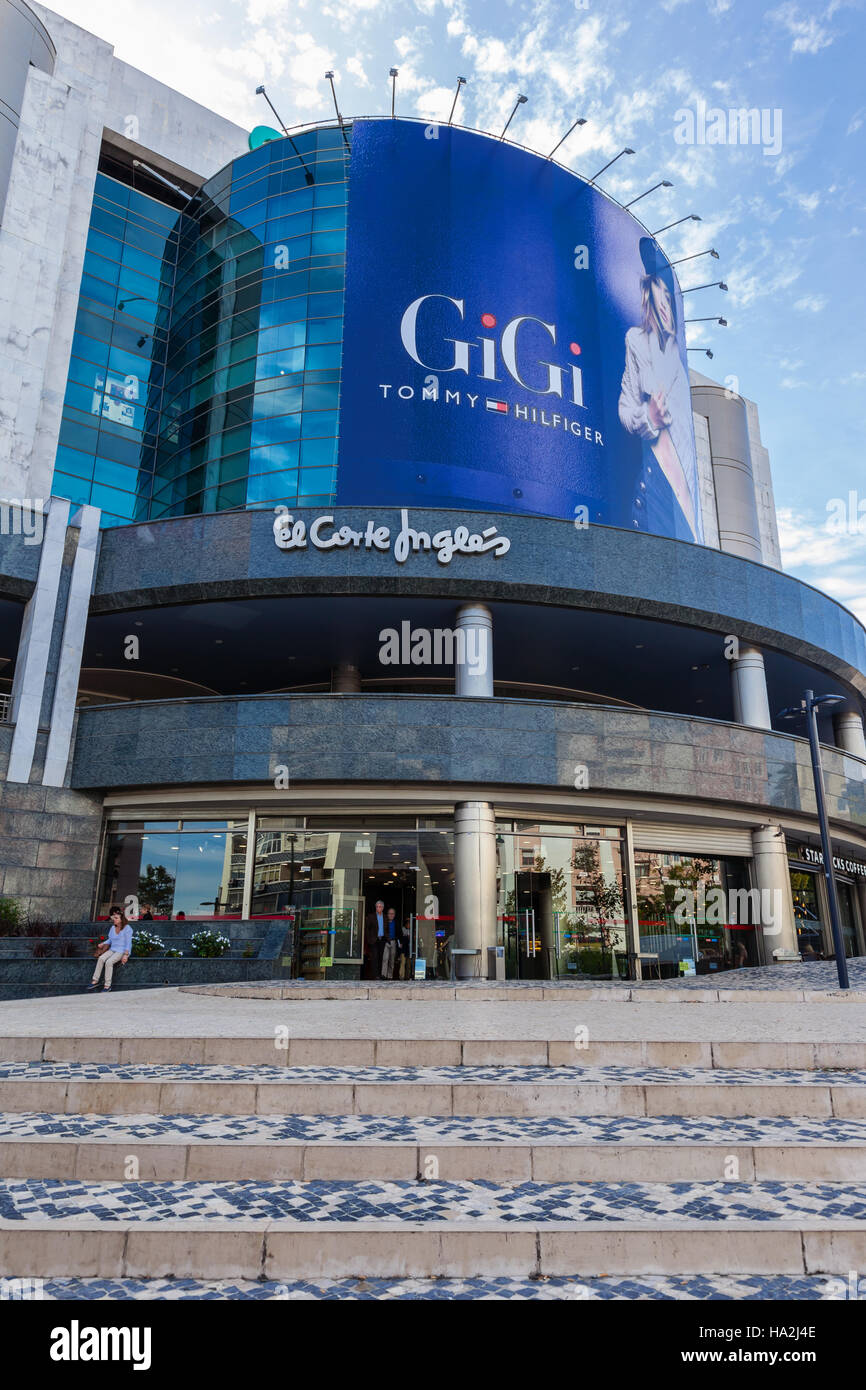 Lisbonne, Portugal - 19 octobre 2016 : El Corte Ingles, un centre commercial haut de gamme d'une société de vente au détail à l'échelle mondiale, près de l'Eduardo VII Banque D'Images