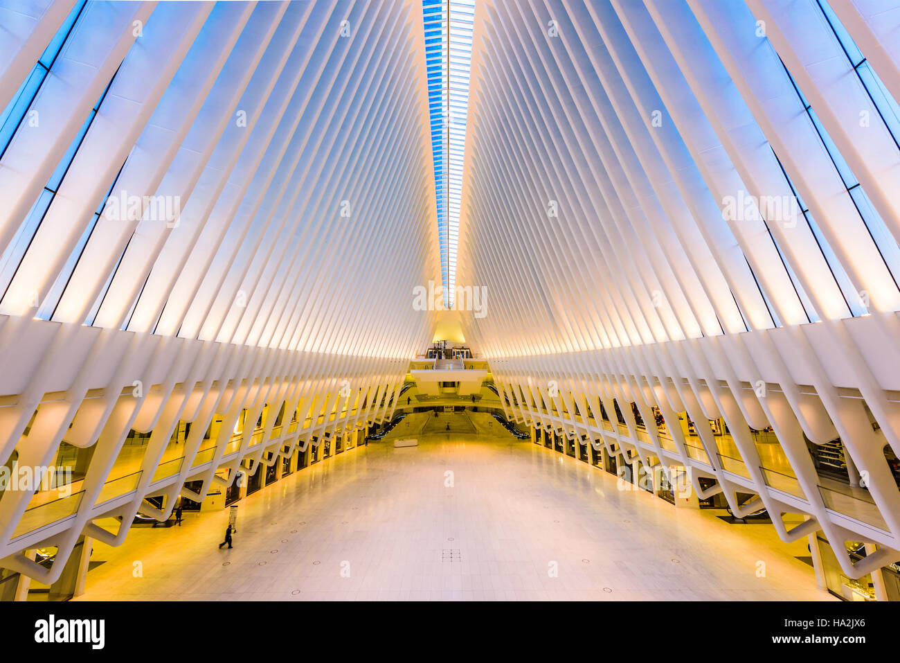 La VILLE DE NEW YORK, USA - 23 octobre 2016 : Le World Trade Center Westfield Mall et centre des transports dans le Lower Manhattan. Banque D'Images