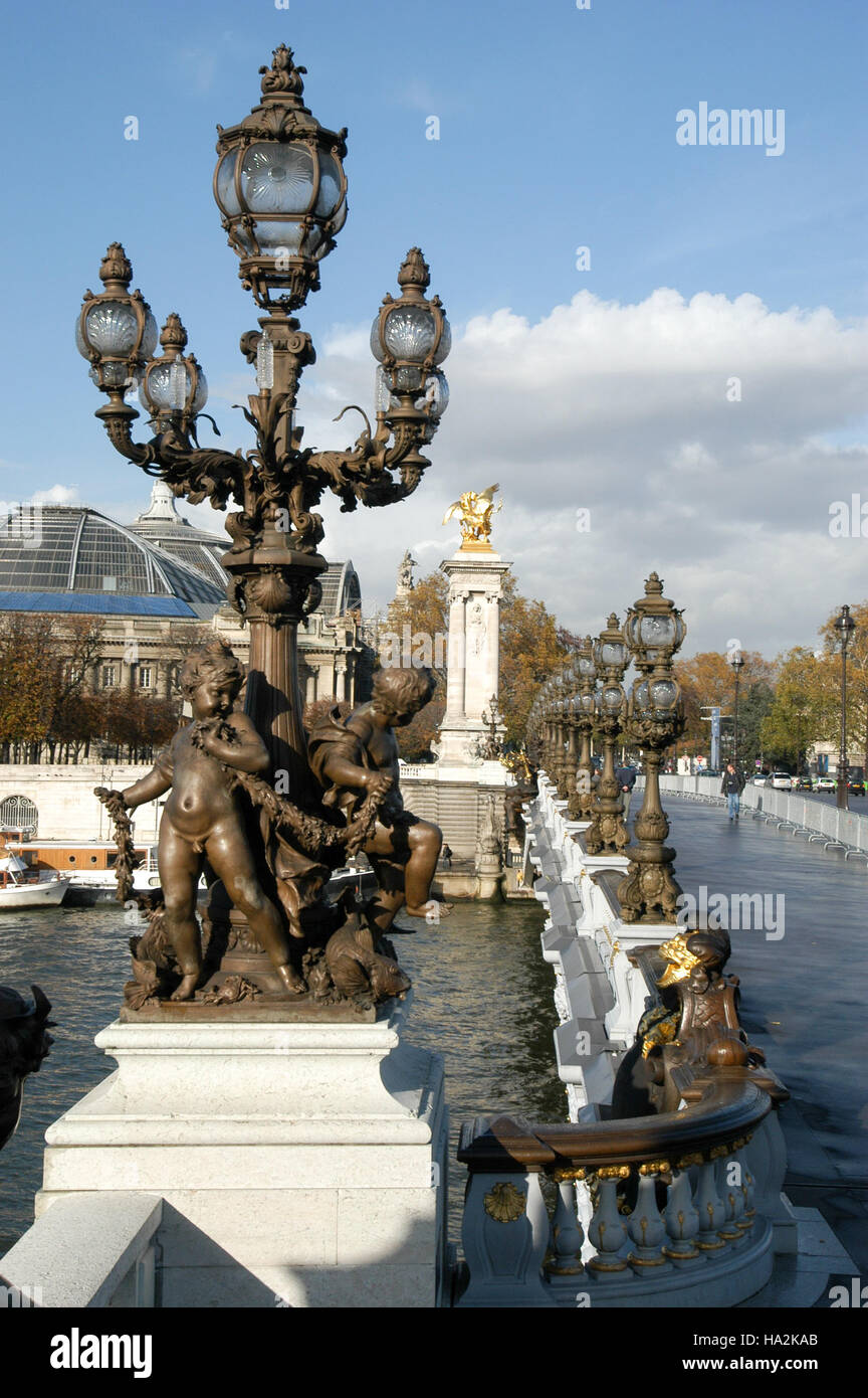 Paris, France - 17 décembre 2002 : statues du Pont Alexandre III à Paris le France Banque D'Images