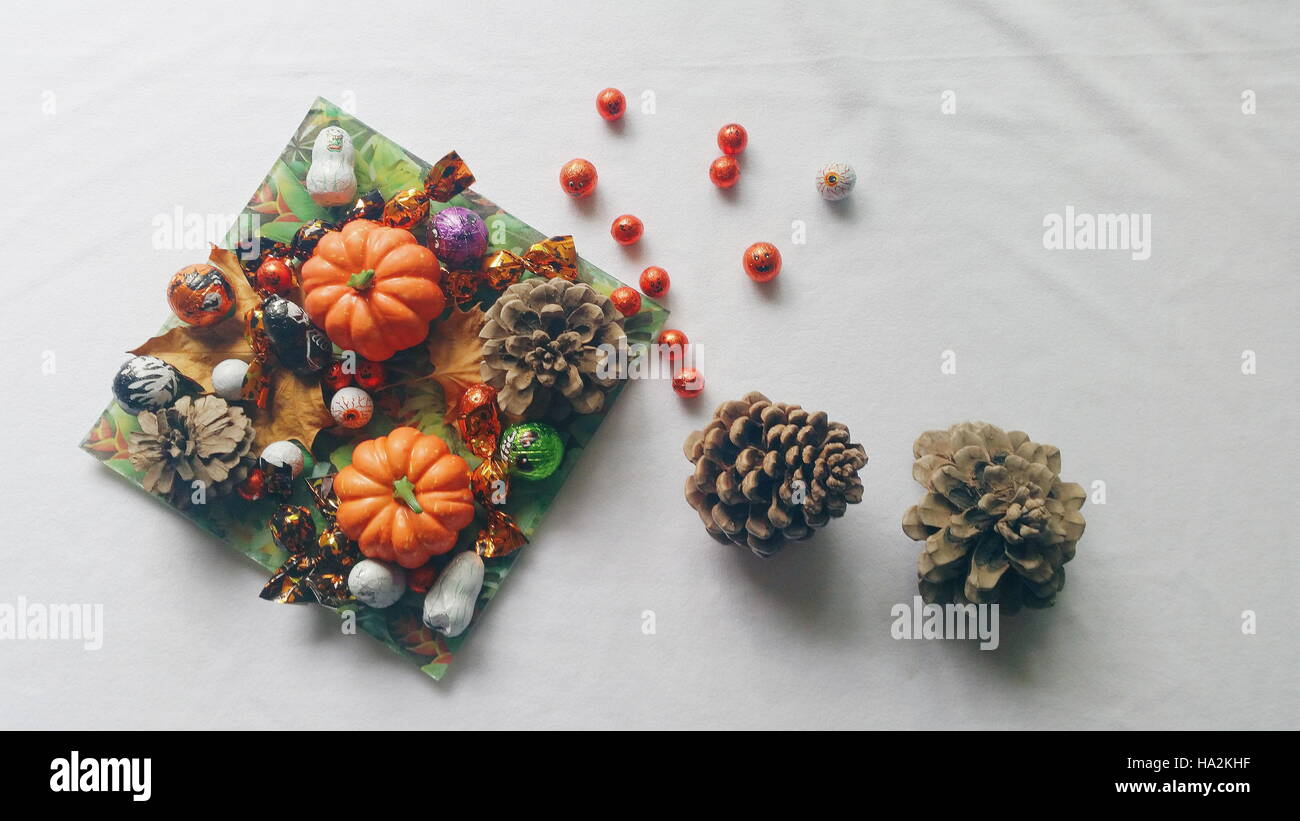Citrouille, pomme de pin et décorer le chocolat Banque D'Images
