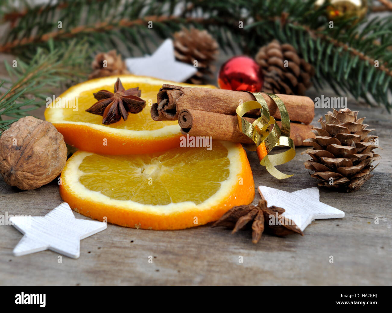 Orange, cannelle et anis sur fond de bois avec décoration de Noël Banque D'Images