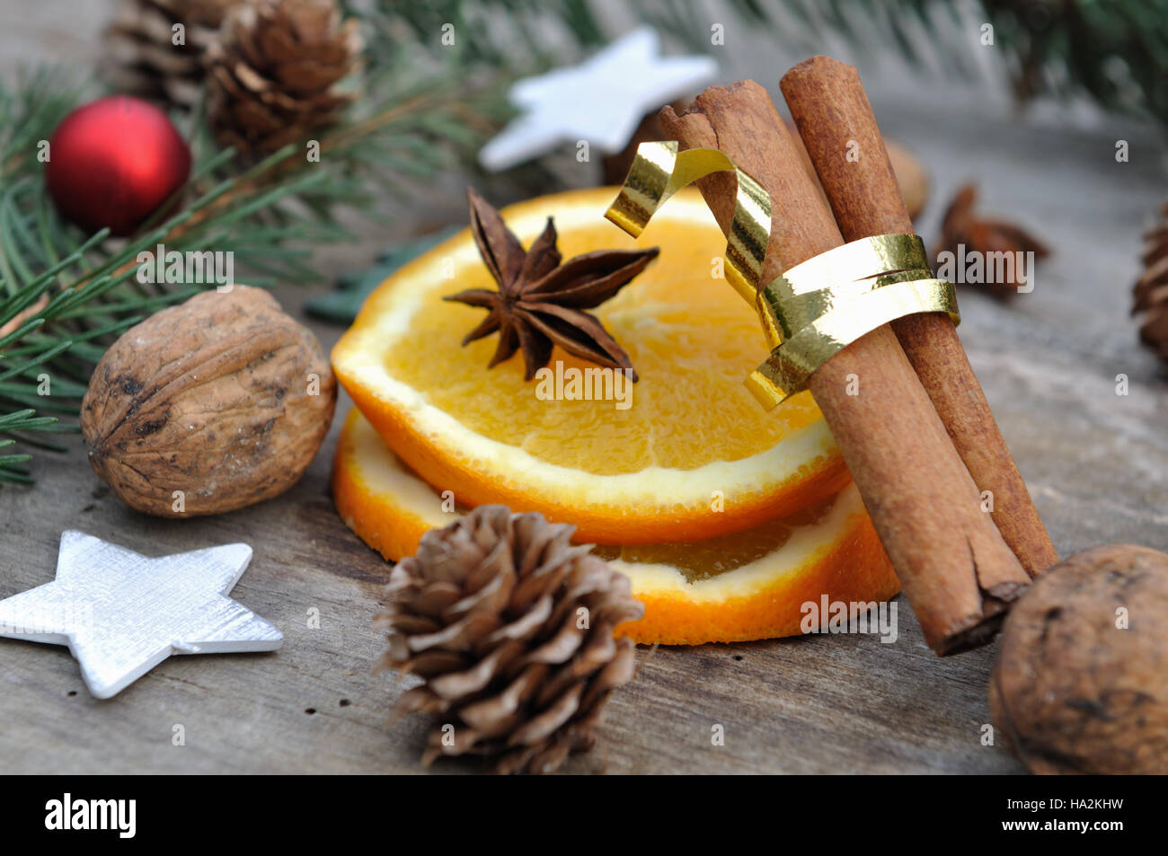 Orange, cannelle et anis sur fond de bois avec décoration de Noël Banque D'Images