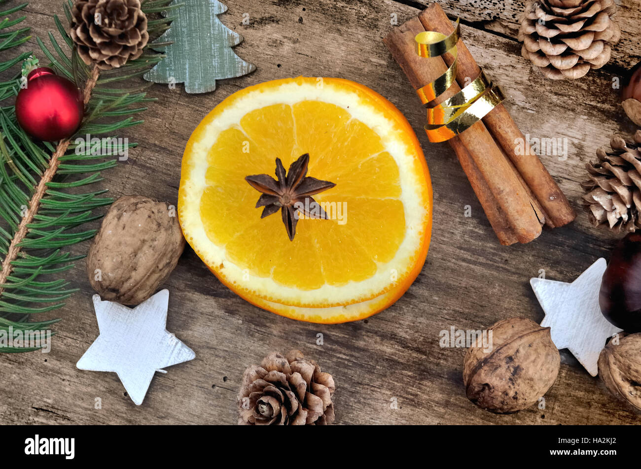Orange, cannelle et anis sur fond de bois avec décoration de Noël Banque D'Images