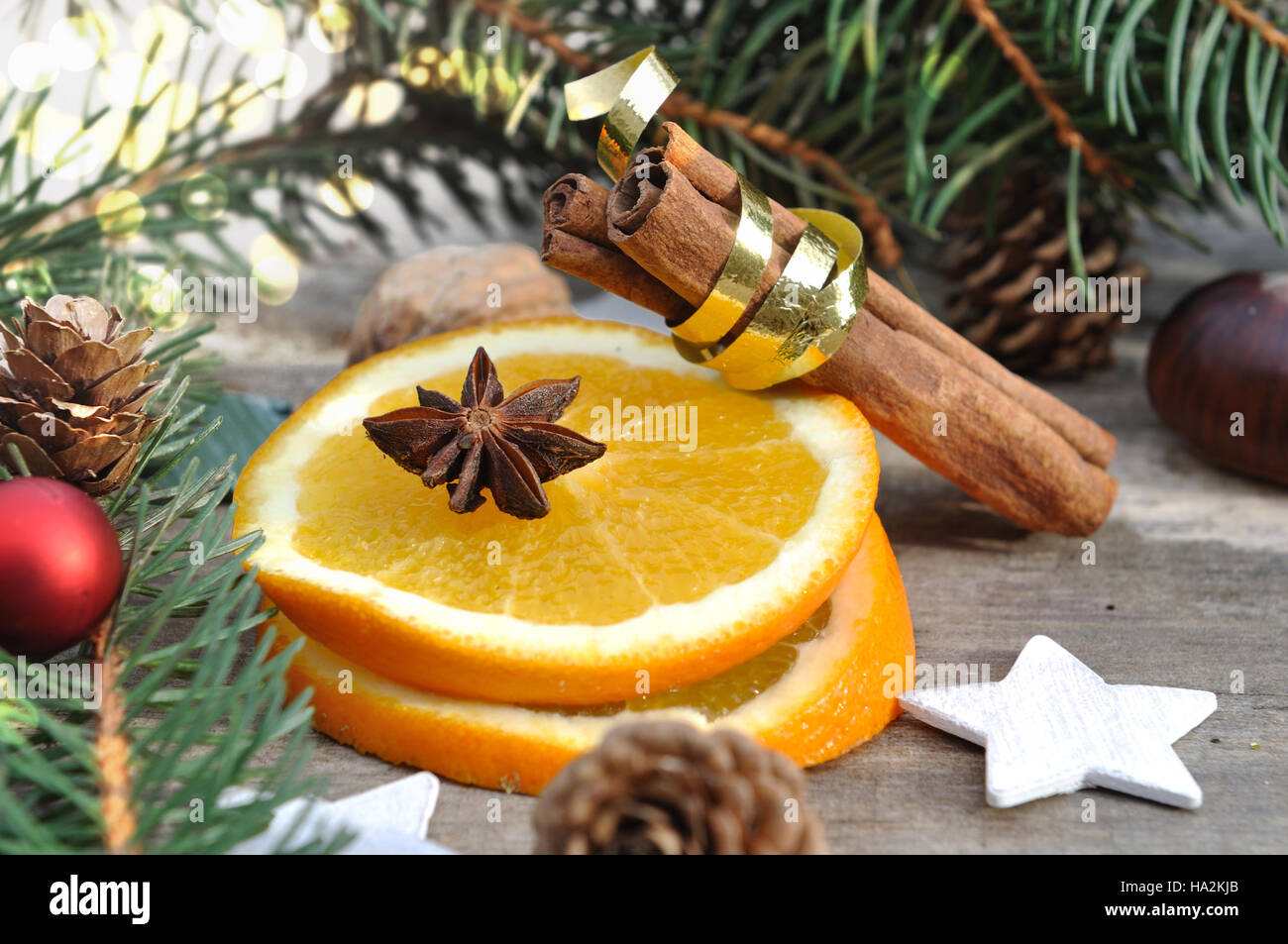 Orange, cannelle et anis sur fond de bois avec décoration de Noël Banque D'Images