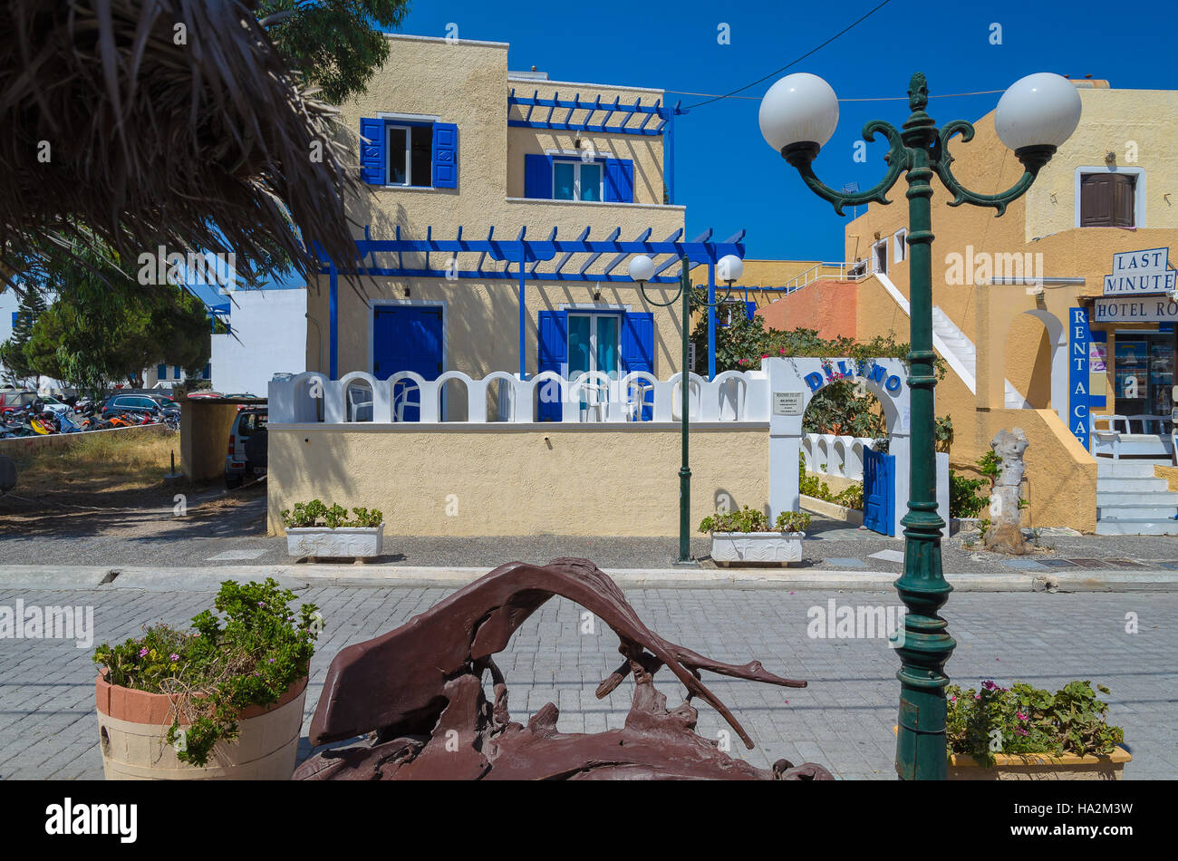 Vue sur rue et maison traditionnelle grecque de la lumière sur l'île de Santorin. Banque D'Images