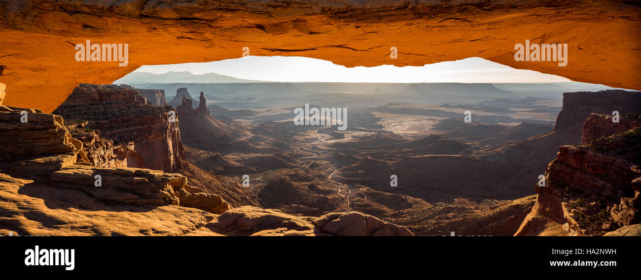 Mesa Arch au lever du soleil, Canyonlands National Park, Utah Banque D'Images