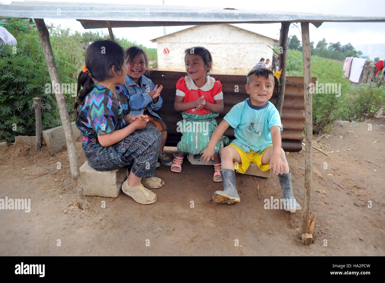 Les enfants autochtones mayas à jouer dans Panuca Caserio, Solola, Guatemala. Banque D'Images