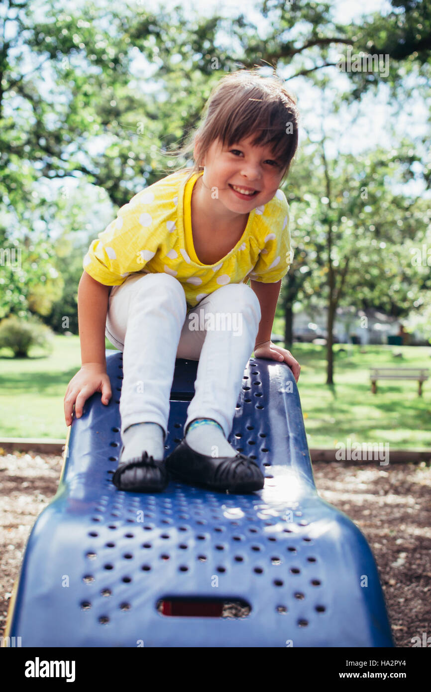 Smiling girl dans une aire de jeux Banque D'Images