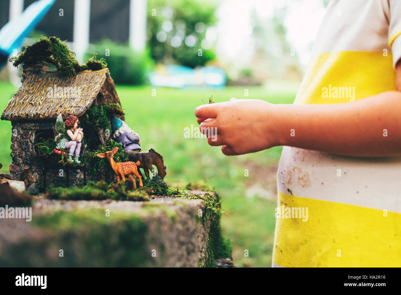 Fille jouant avec jardin jouets fée Banque D'Images