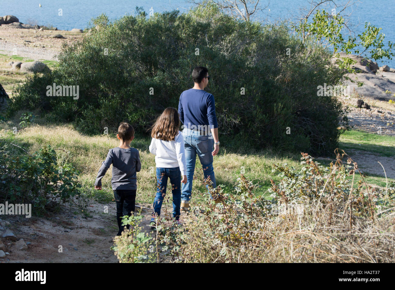 Père et deux enfants faire une promenade dans le paysage rural Banque D'Images