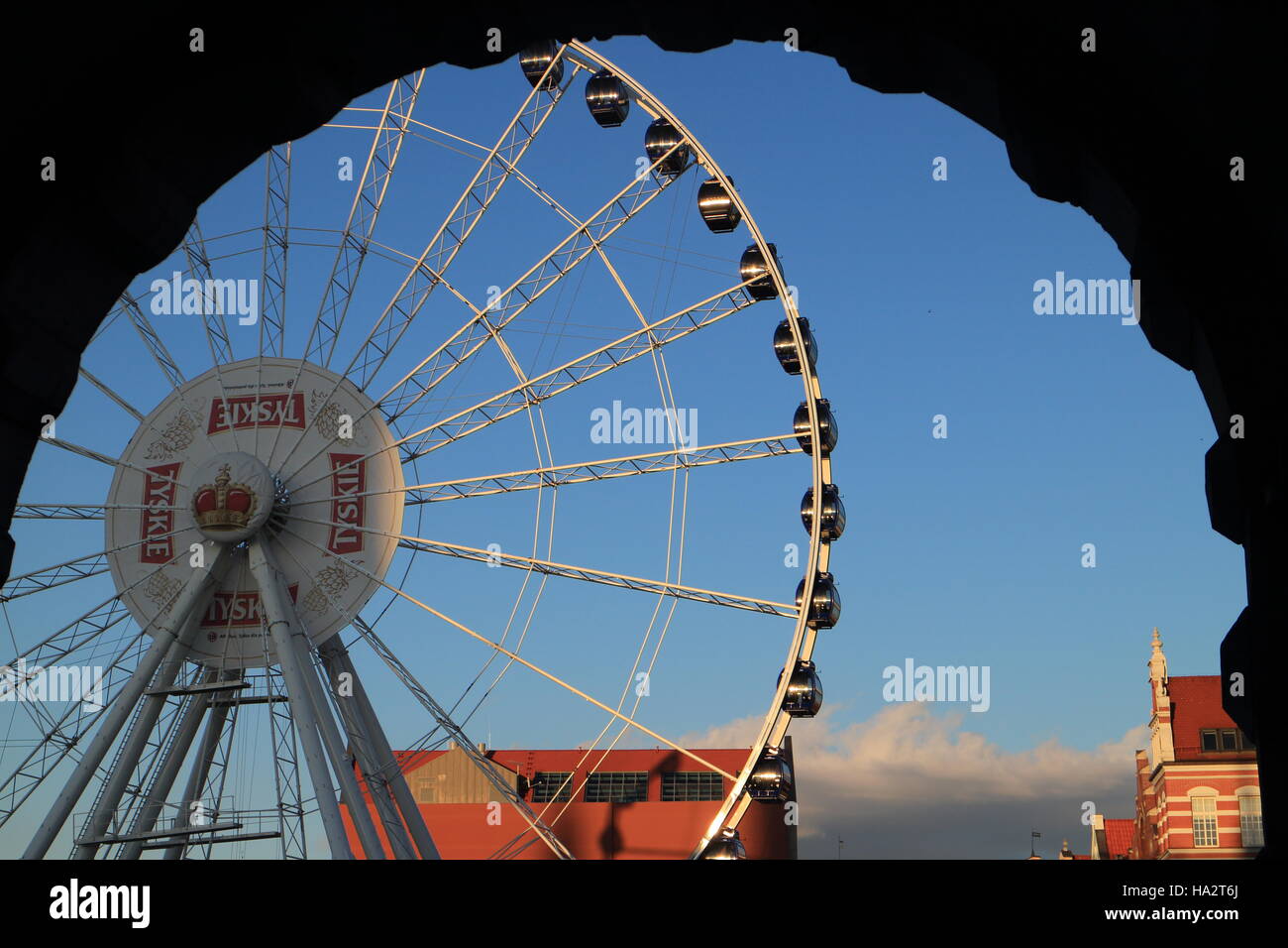 L'Oeil de Gdansk comme vu par l'arc de la porte verte. Banque D'Images