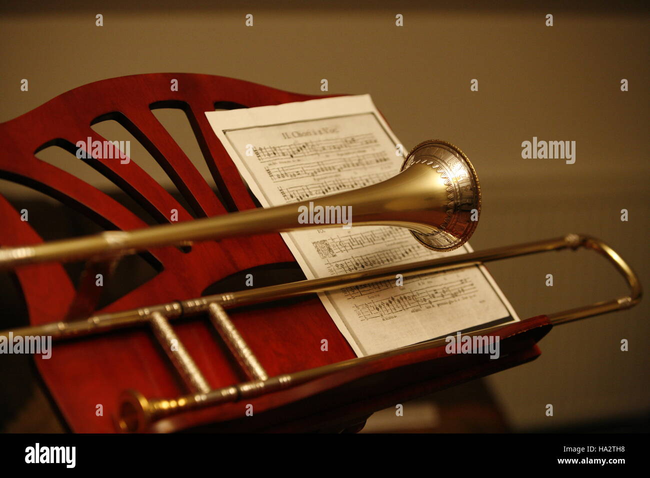 Saqueboute alto en bois sur socle avec musique télécopieur music Banque D'Images