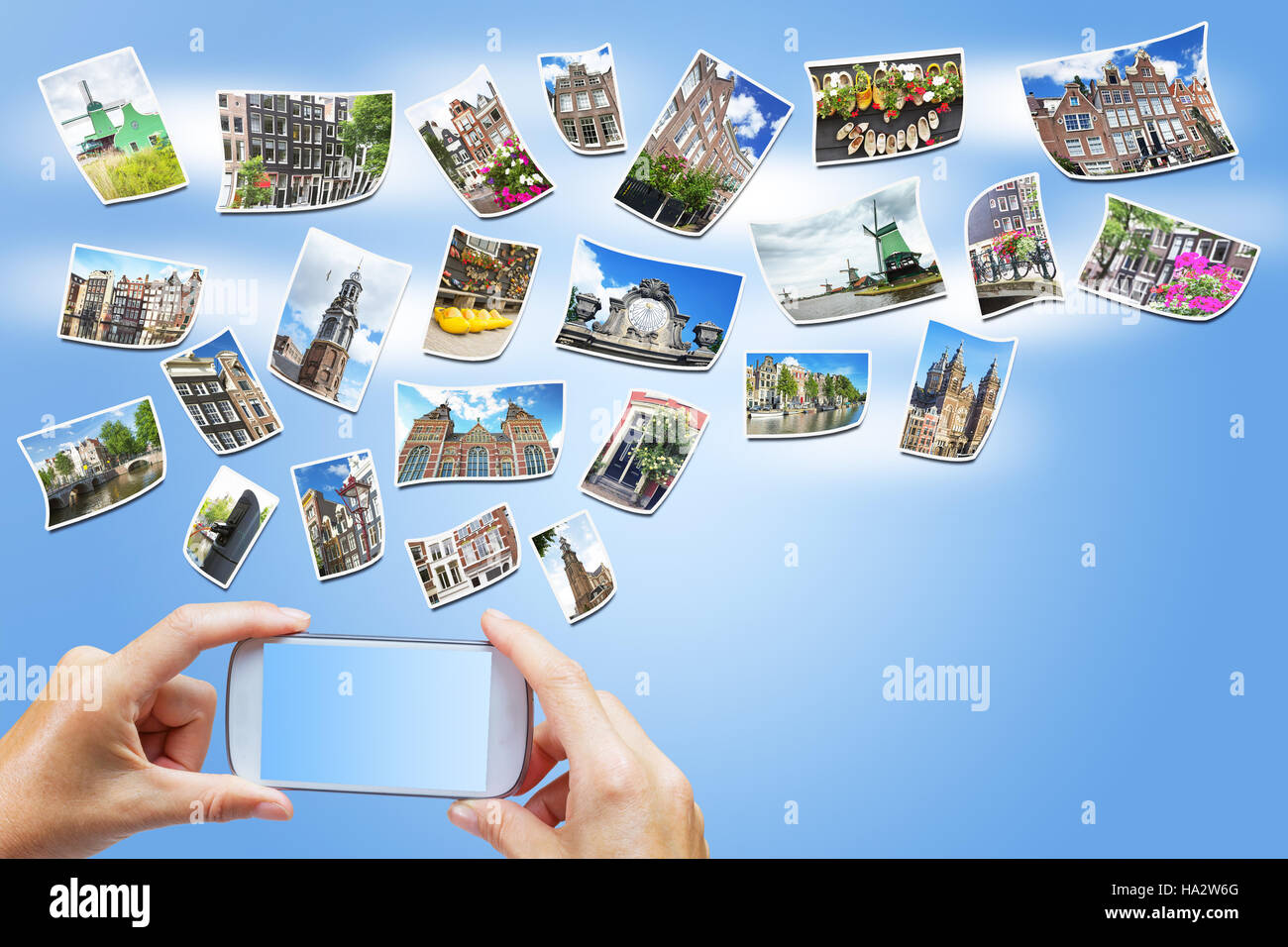 Les mains des femmes sont titulaires d'un téléphone intelligent avec un écran blanc. Sur le fond bleu du ciel volent des photos avec des sites touristiques d'Amsterdam. Place gratuite pour votre texte est en Banque D'Images