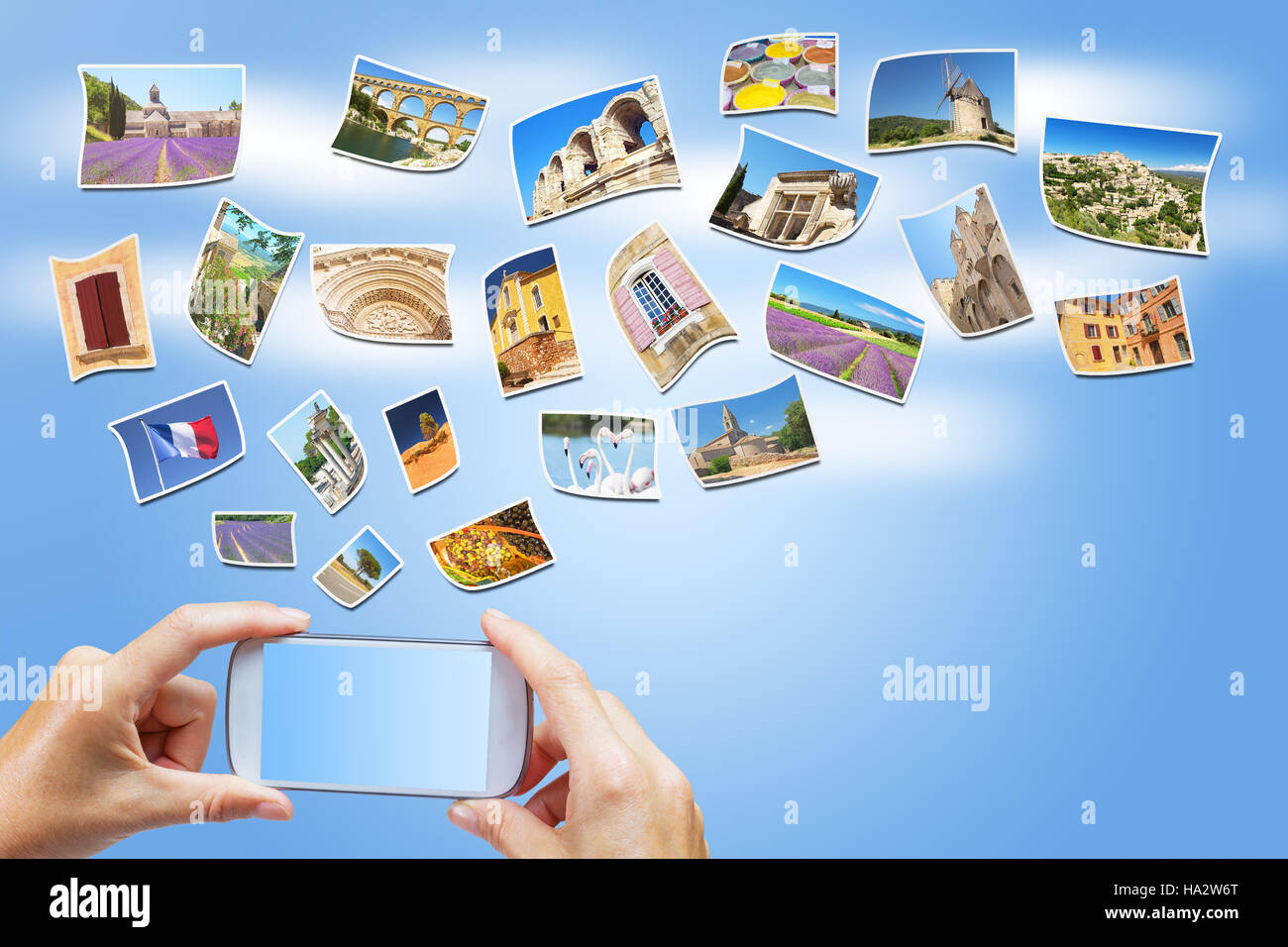 Les mains des femmes sont titulaires d'un téléphone intelligent avec un écran blanc. Sur le ciel bleu se battant avec photos sites touristiques de Provence. Banque D'Images