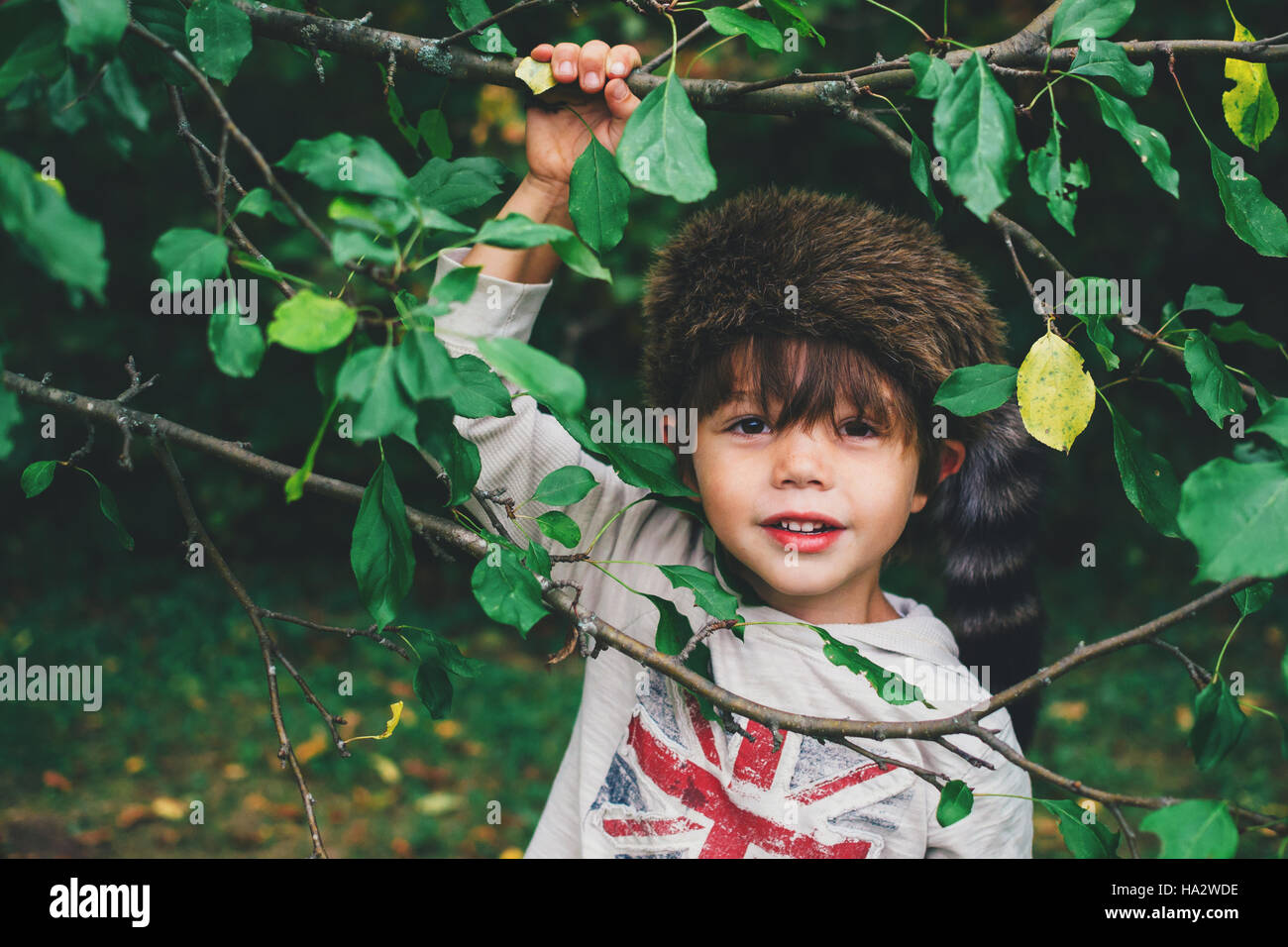 Portrait of a smiling boy wearing a fur hat Banque D'Images