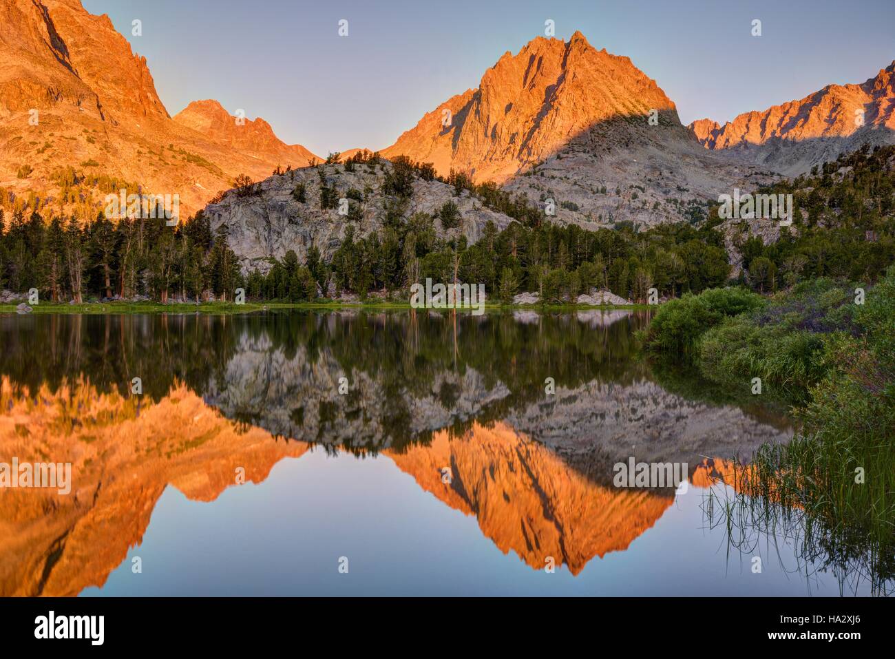 Deux réflexions de Eagle Peak dans Fourth Lake, Inyo National Forest, Californie, États-Unis Banque D'Images