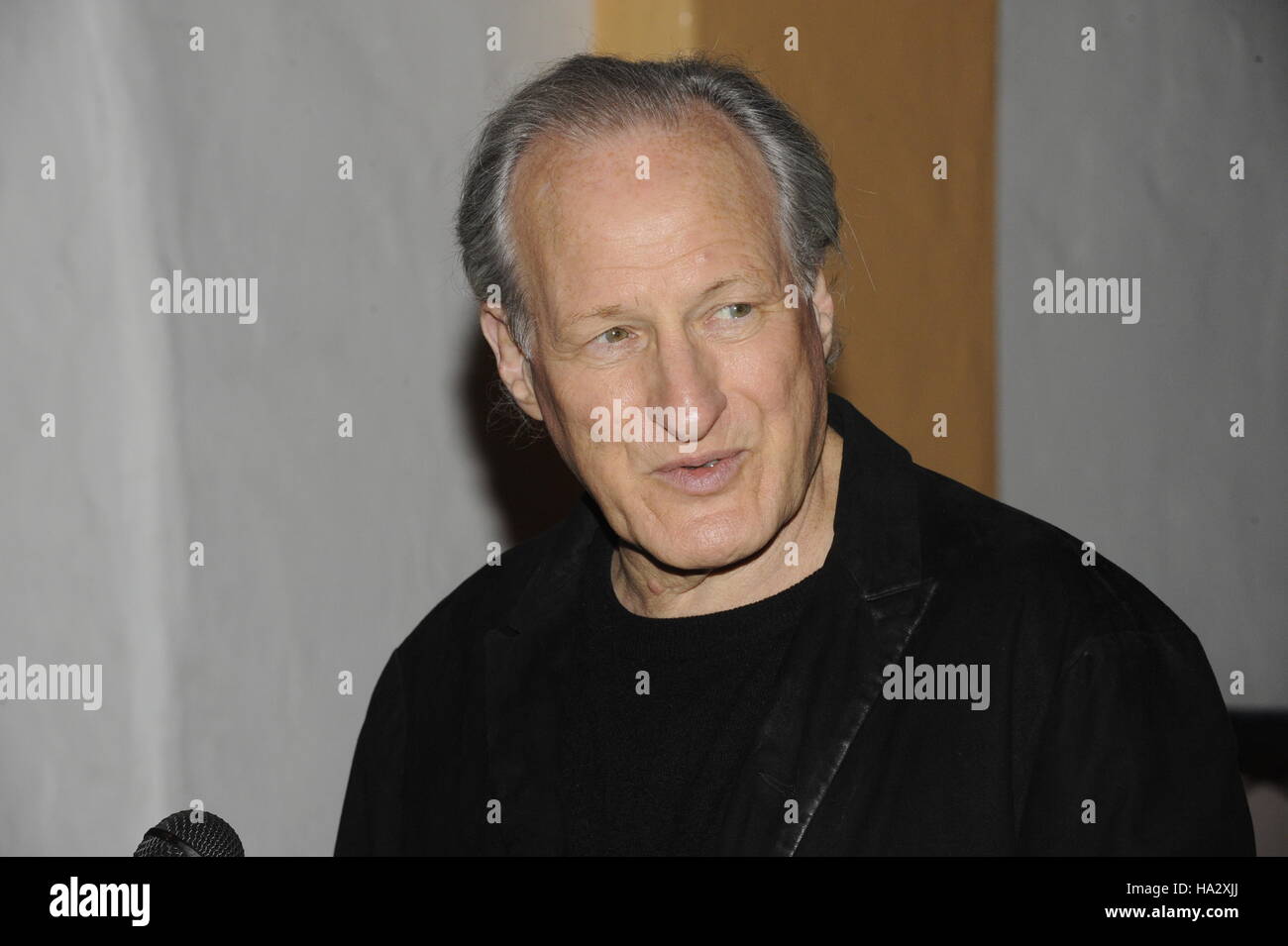 Michael Mann arrive au Montecito Award à l'Arlington Theater pendant le Festival International du Film de Santa Barbara le 26 janvier 2013 à Santa Barbara, en Californie. Banque D'Images