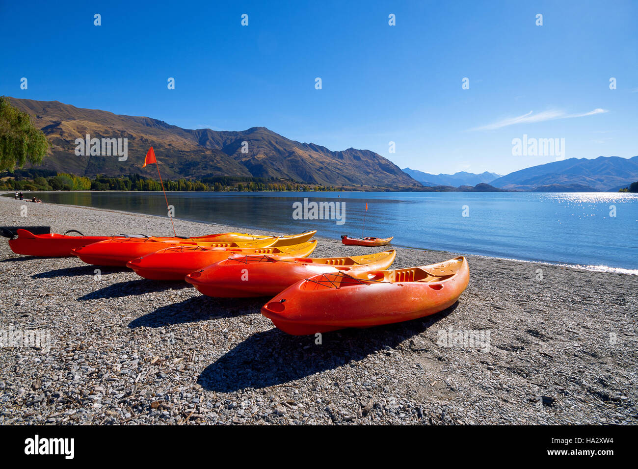 Kayaks sur la plage, le lac Wanaka, île du Sud, Nouvelle-Zélande Banque D'Images