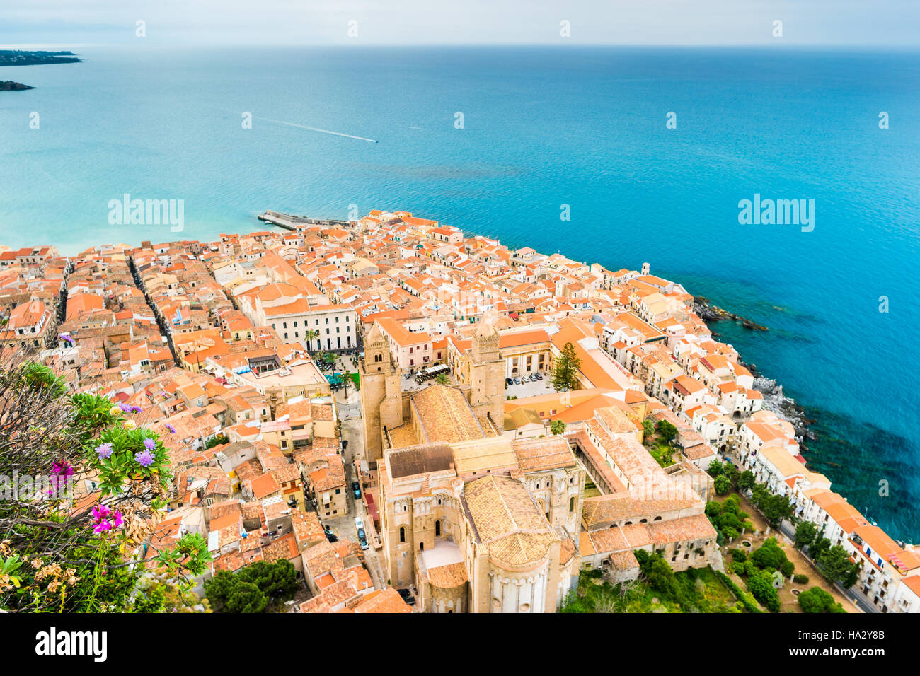 Areal view de Cefalu, Italie. Banque D'Images