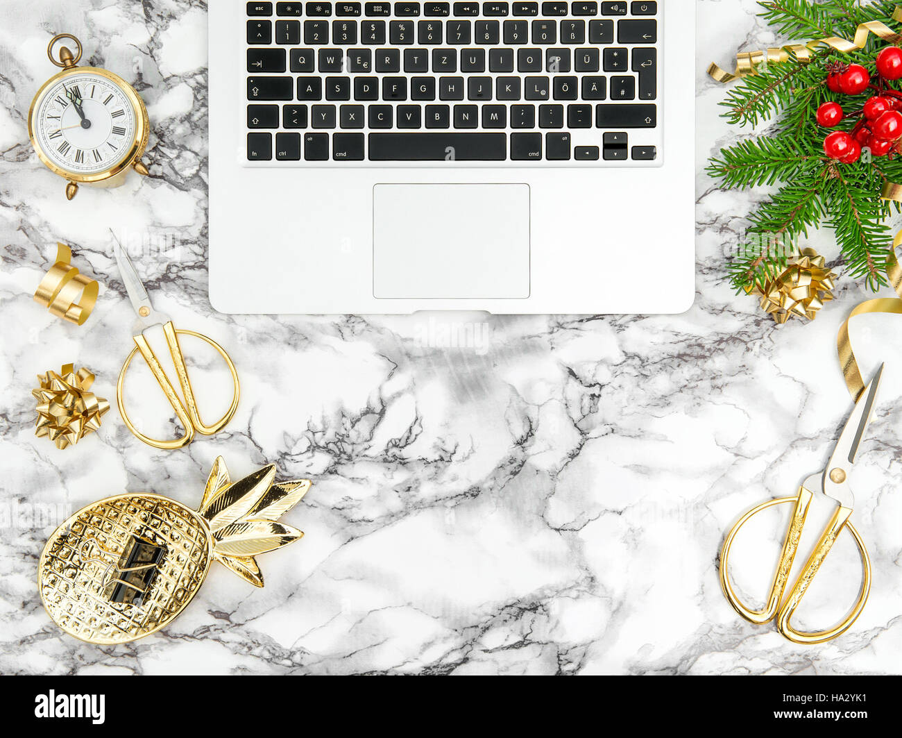 Home Office 24 avec des outils d'or et de décorations de Noël. Arrière-plan des congés Banque D'Images