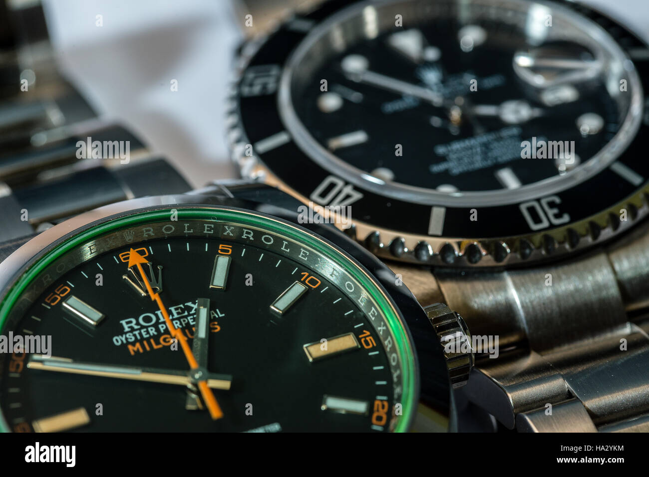 SAN MARINO- 22 novembre 2016 : Une et une Rolex Milgauss Rolex Submariner  dans une macro-vision. Rolex a été fondée en 1909. Il produit environ 2 000  montre de luxe Photo Stock - Alamy