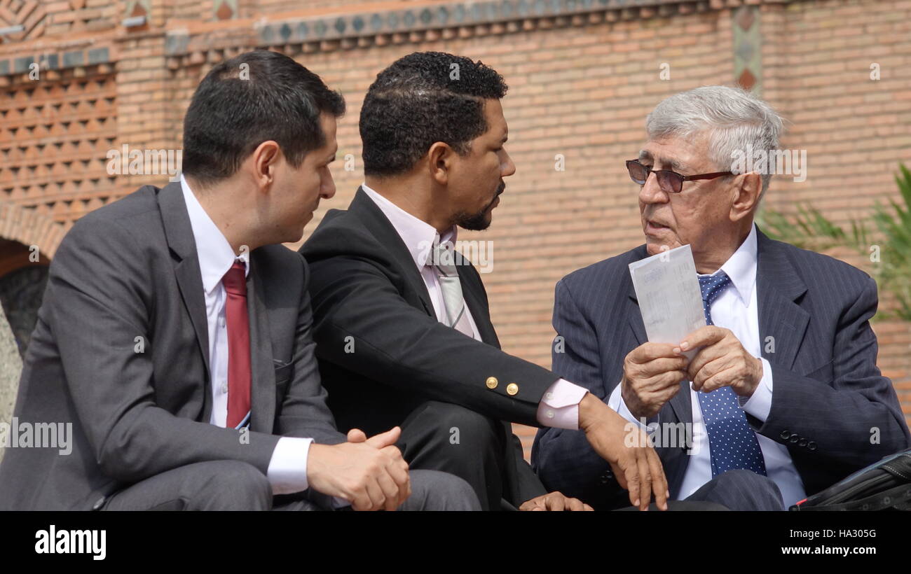Les hommes d'affaires de discuter des documents importants Banque D'Images