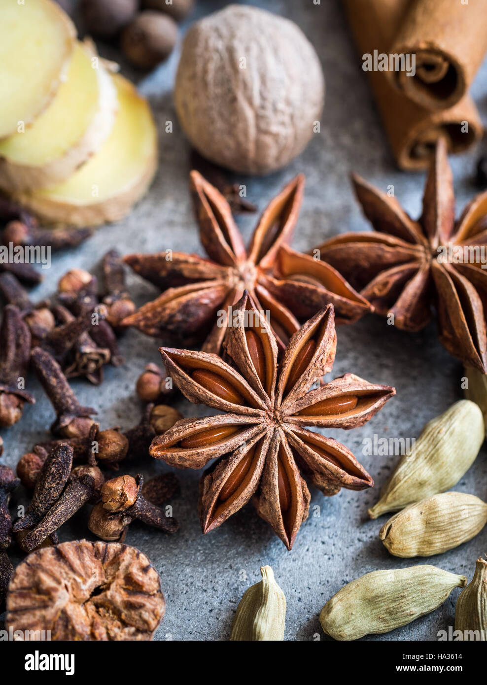 Épices pour making gingerbread le mélange d'épices. Étoile d'anis dans l'accent. Banque D'Images