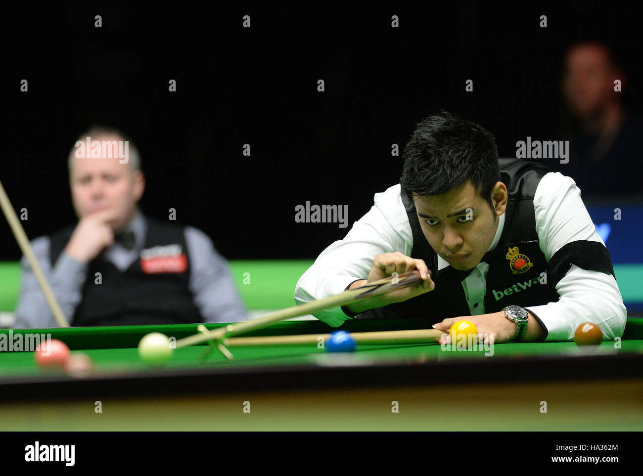 Noppon Saengkham à la table au deuxième tour contre John Higgins durant quatre jours des championnats de France 2016 Betway, au York Barbican. Banque D'Images