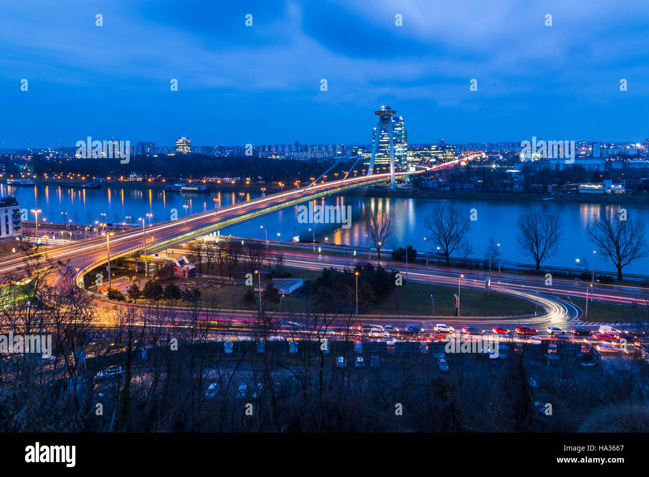 L'OVNI Bridge/tour de Bratislava s'étend sur la largeur de la rivière du Danube et est l'une des artères principales de la ville. Banque D'Images