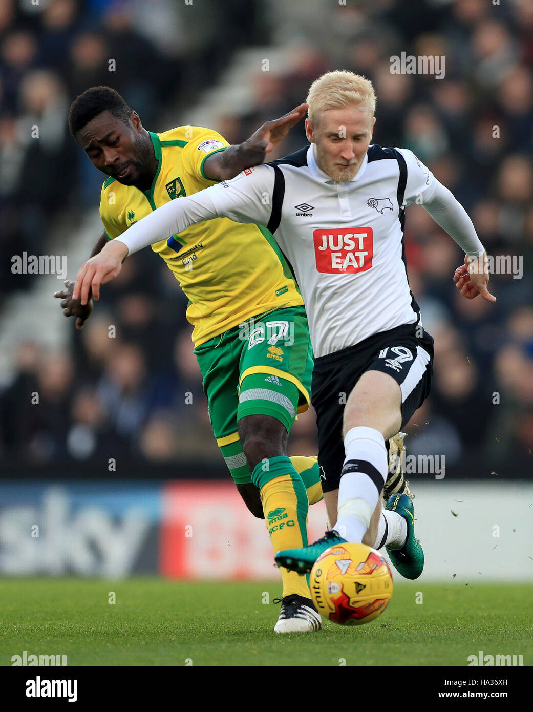 Derby County's sera Hughes (à droite) et Norwich City's Alexander Tettey bataille pour le ballon pendant le match de championnat Sky Bet à l'iPro Stadium, Derby. Banque D'Images