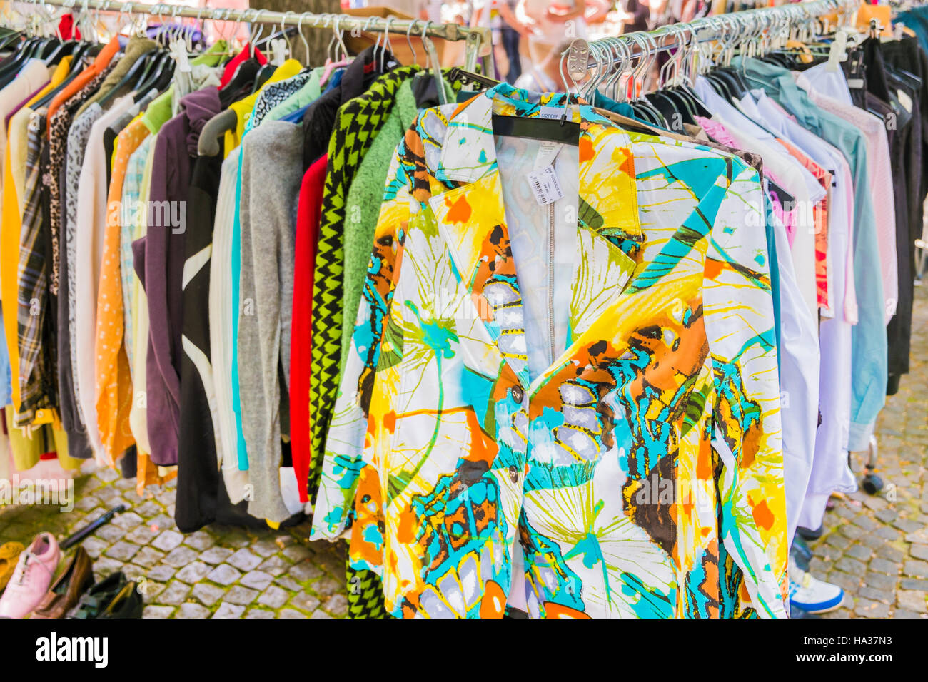 Vêtements de seconde main Banque de photographies et d'images à haute  résolution - Alamy