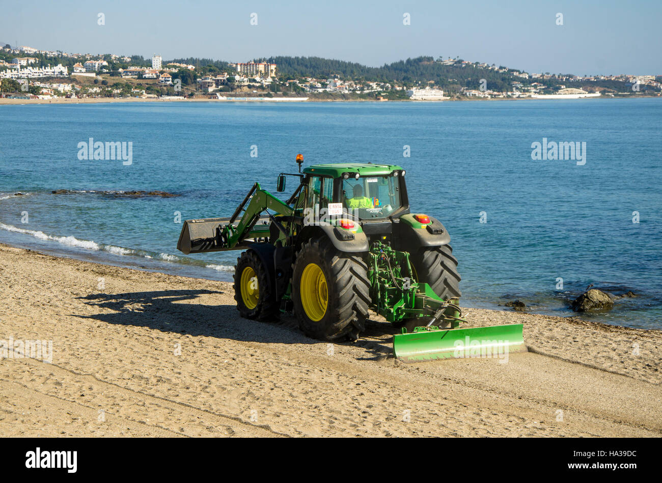 Travail du tracteur sur la plage, Renourishment, restauration, reconstitution des œuvres de sable à La Cala, Mijas, Espagne. Banque D'Images
