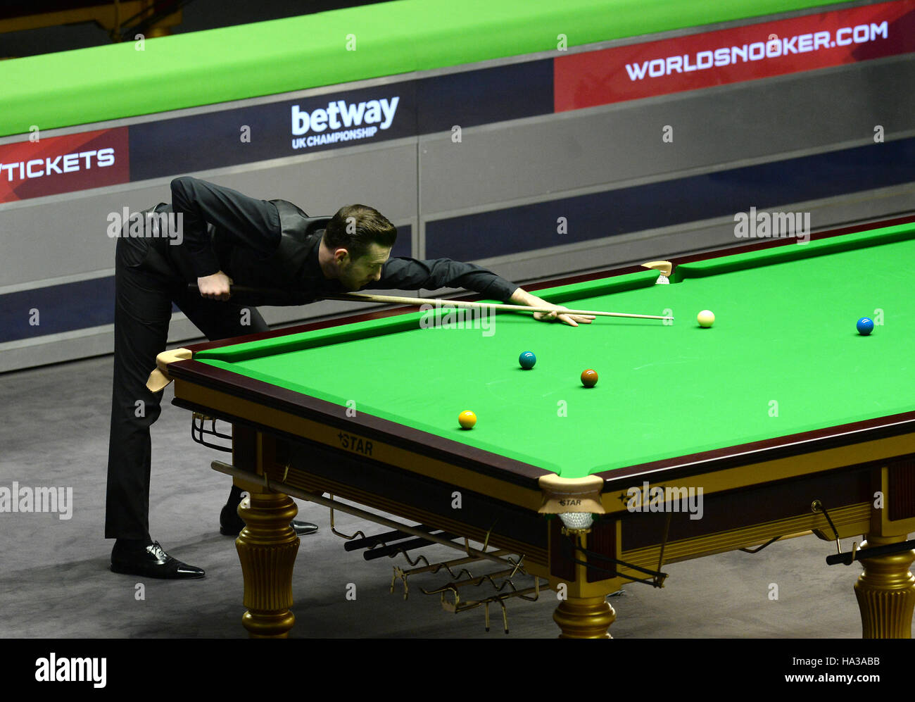 Mark Selby à la table au deuxième tour contre Daniel des puits pendant quatre jours du Championnat du Royaume-Uni Betway, 2016 au York Barbican. Banque D'Images