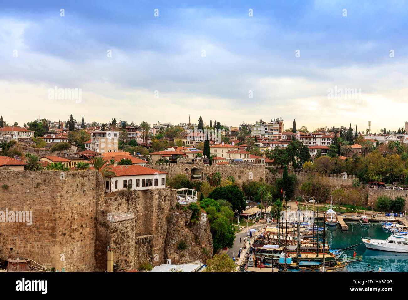 Petit port de plaisance et la vieille ville historique d'Antalya, connu sous le nom de Kaleici. Banque D'Images
