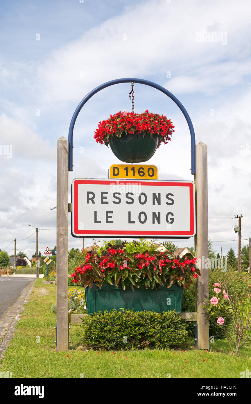 Bordure de village Ressons signe le Long, Picardie, France, Europe Banque D'Images Bordure de village Ressons signe le Long, Picardie, France, Europe Banque D'Images