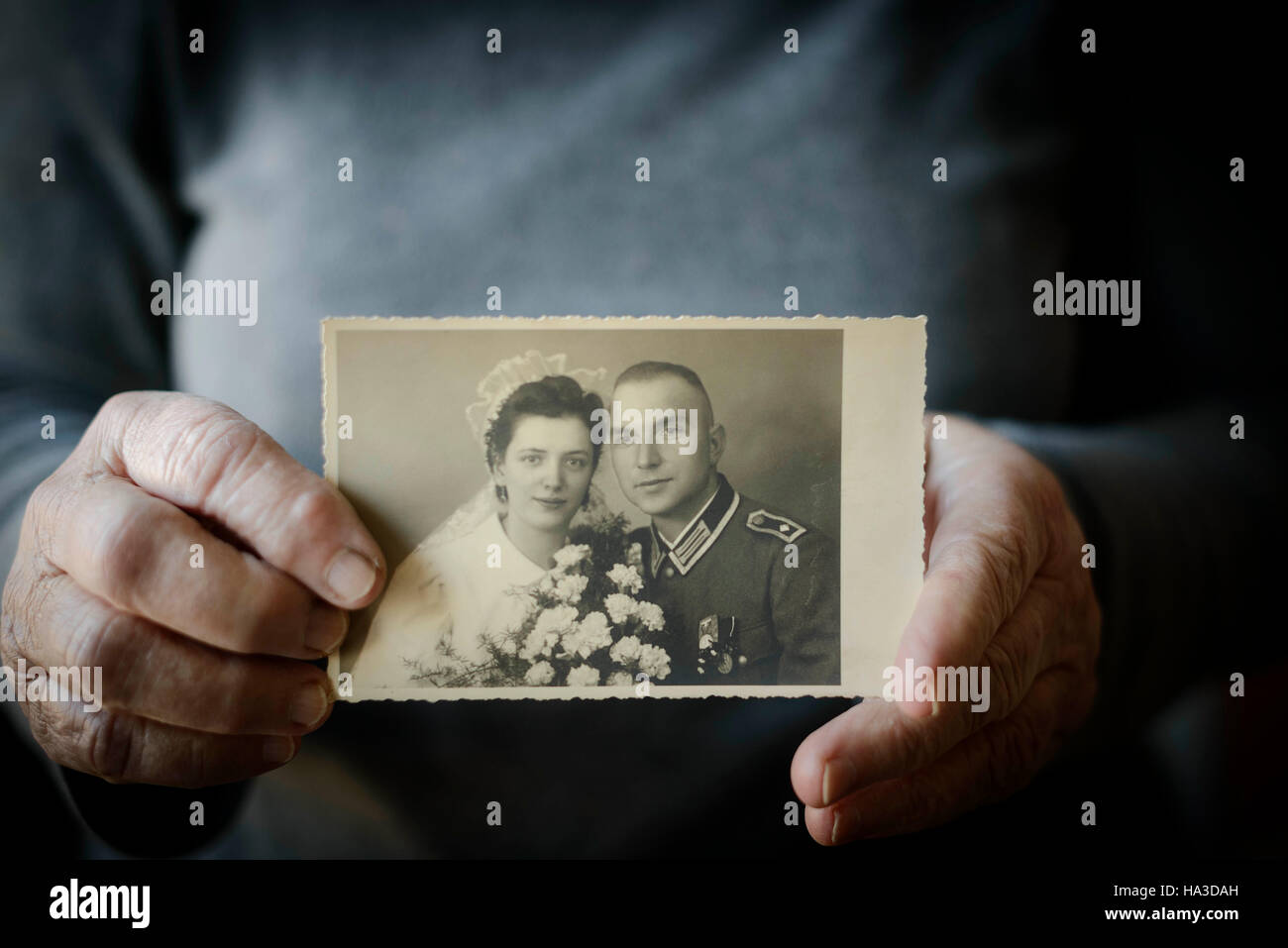 Une dame allemande veuve, montre une photographie de la guerre de son mariage à un soldat allemand tué dans la grande guerre, Berlin, Allemagne Banque D'Images