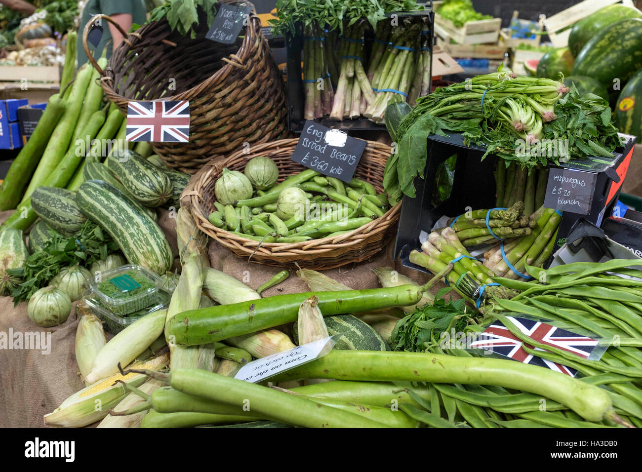 Légumes à la vente à Borough Market, Londres, Angleterre Banque D'Images
