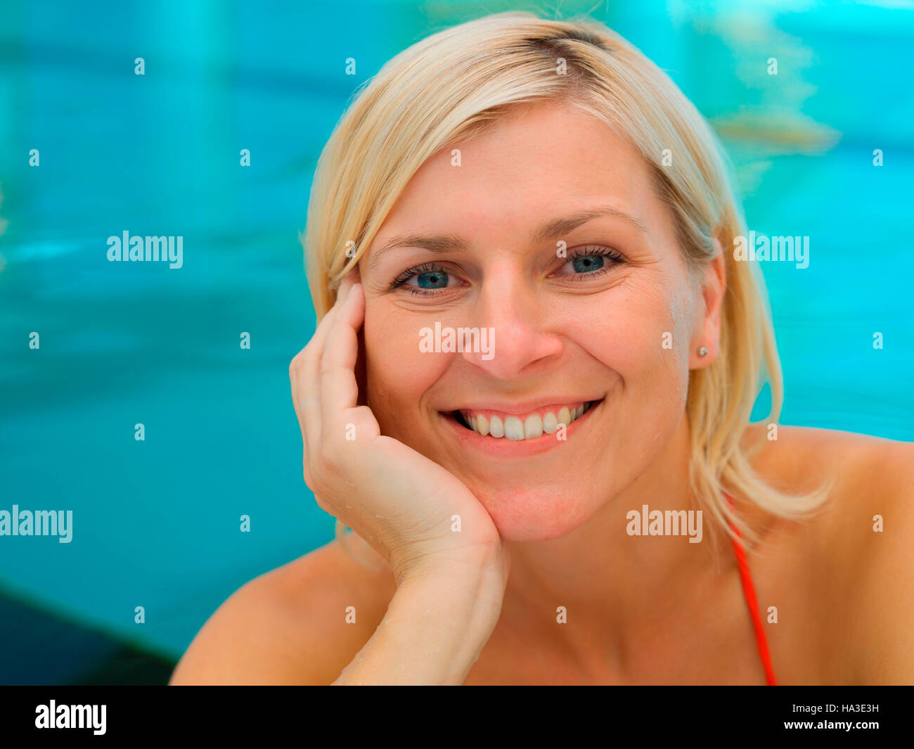 Portrait d'une jeune femme dans la piscine intérieure Banque D'Images