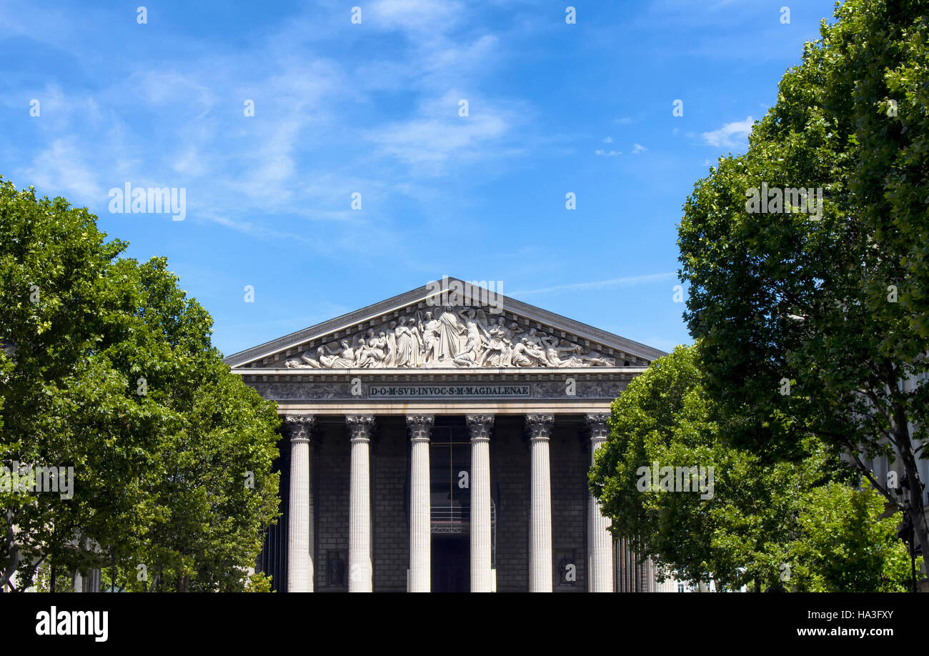 Avis de Madeleine avec fond de ciel bleu à Paris. Salle de concert et de l'église achevée en 1842, conçue comme un panthéon en l'honneur de les armées de Napoléon. Banque D'Images