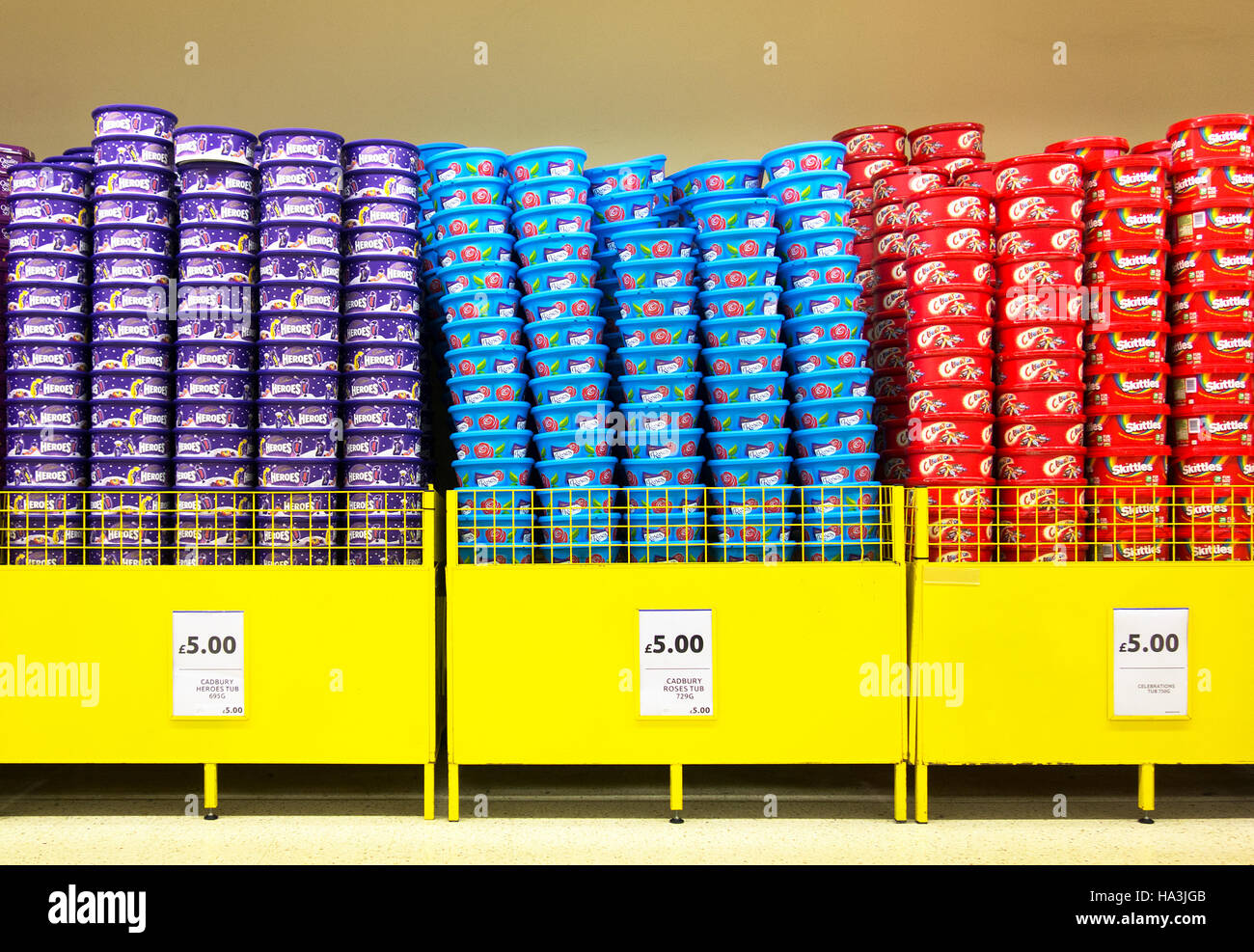 Chocolats de noël en vente dans un supermarché Banque D'Images