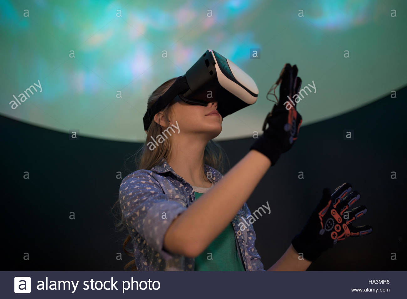 Girl en utilisant la réalité virtuelle Simulateur dans Science Centre Theatre Banque D'Images