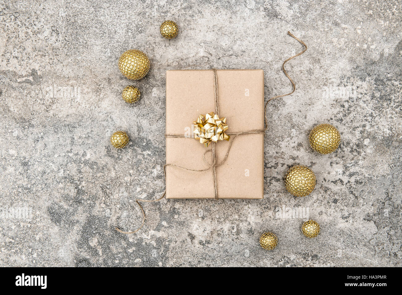 Cadeau enveloppé et décoration de Noël sur fond noir en béton Banque D'Images