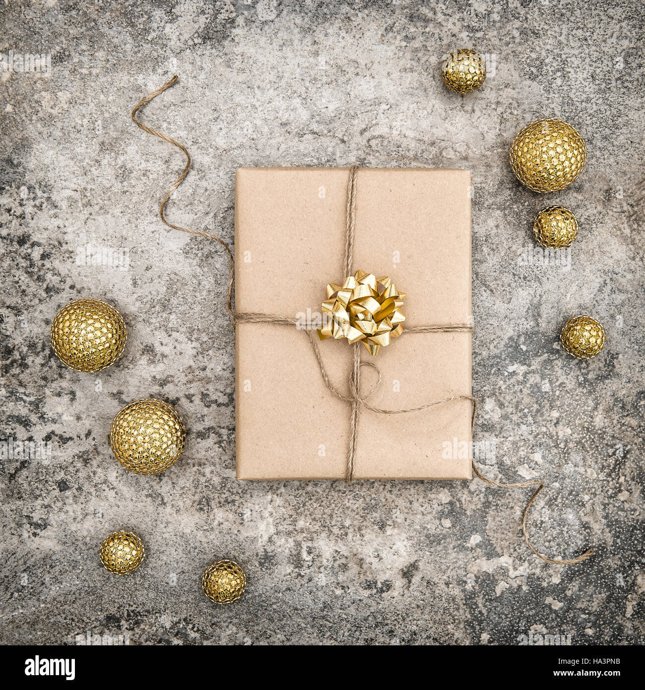 Cadeau enveloppé et décoration de Noël sur fond noir en béton. Parfait pour les médias sociaux square photo Banque D'Images