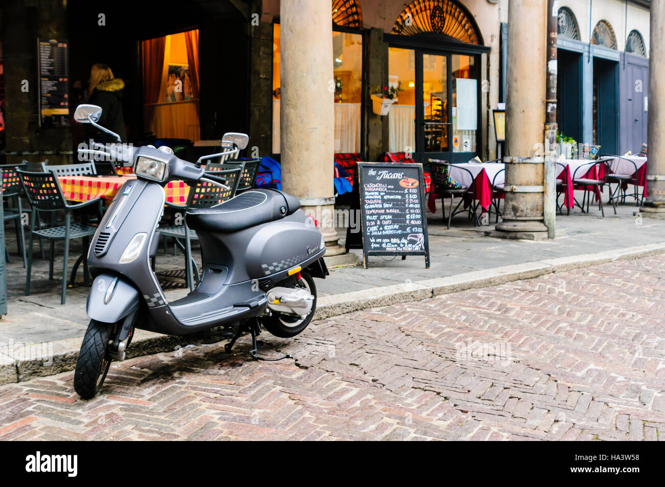 Scooter Vespa garé à l'extérieur d'un restaurant, Citta Alta, Bergame, Italie Banque D'Images