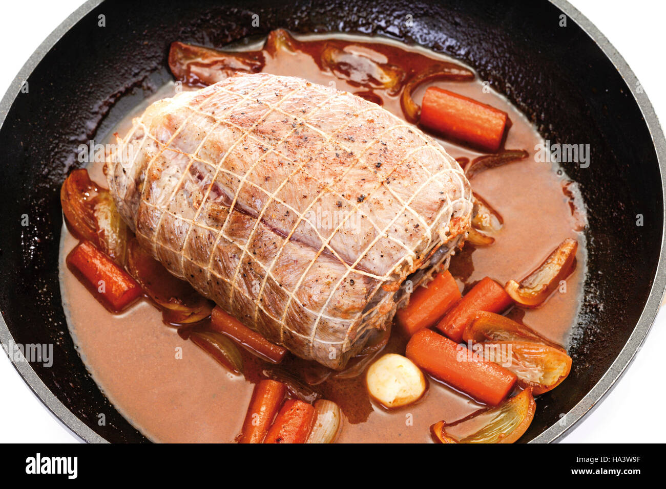 Rôti de porc à la poêle avec les carottes, les oignons et la sauce Photo  Stock - Alamy