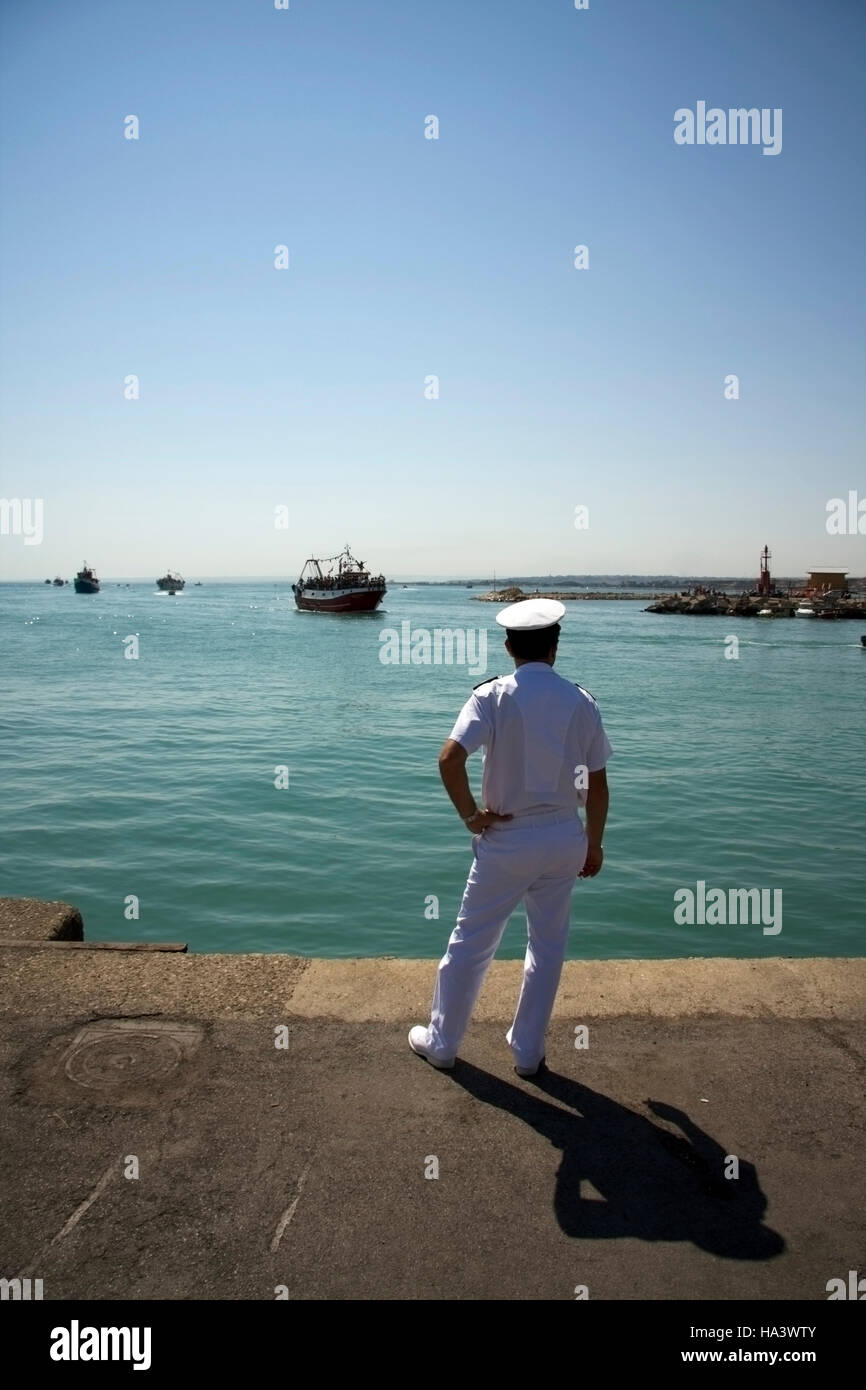 L'homme en uniforme de la marine italienne, Marina Militare, surplombant la mer depuis les quais, Termoli Campobasso, Molise, Italie, Europe Banque D'Images